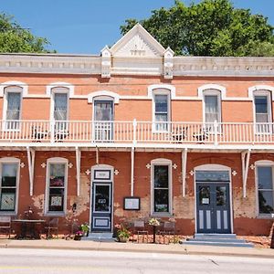 The Burlington Hotel & Bar - Alma Wi